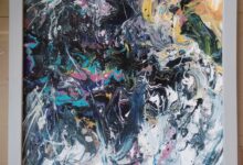 W GŁĘBINACH pouring akryl na płycie 75x65cm, w srebrnej drewnianej ramie